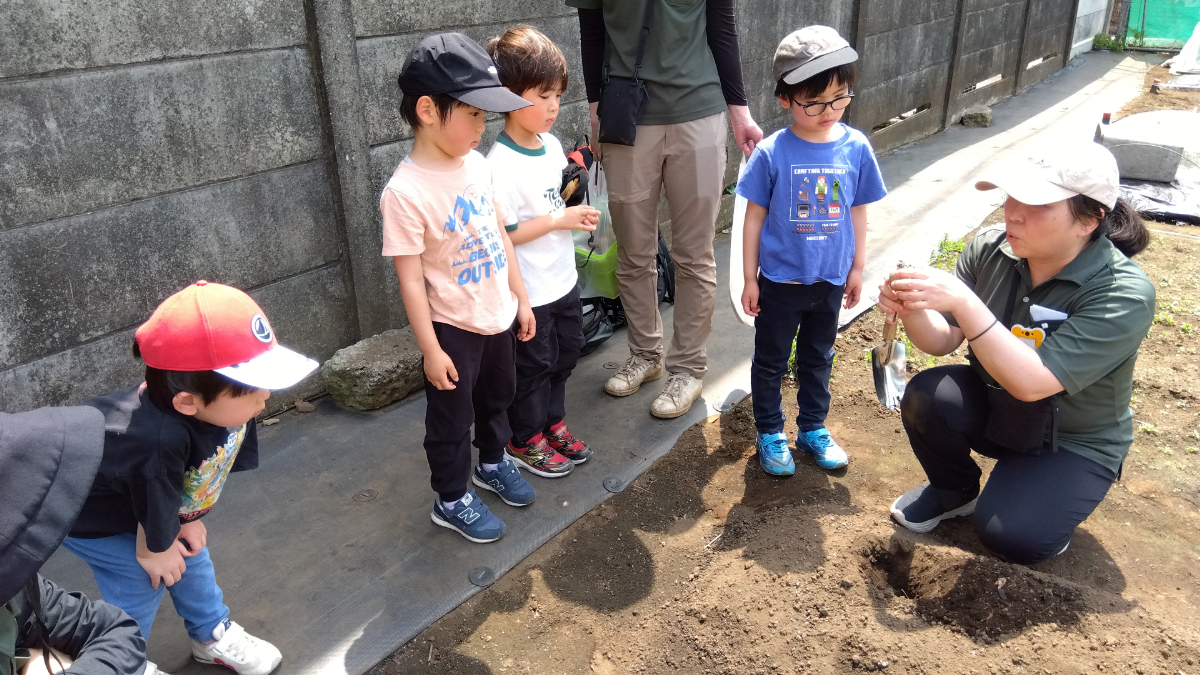 スタッフの話を聞いている子ども