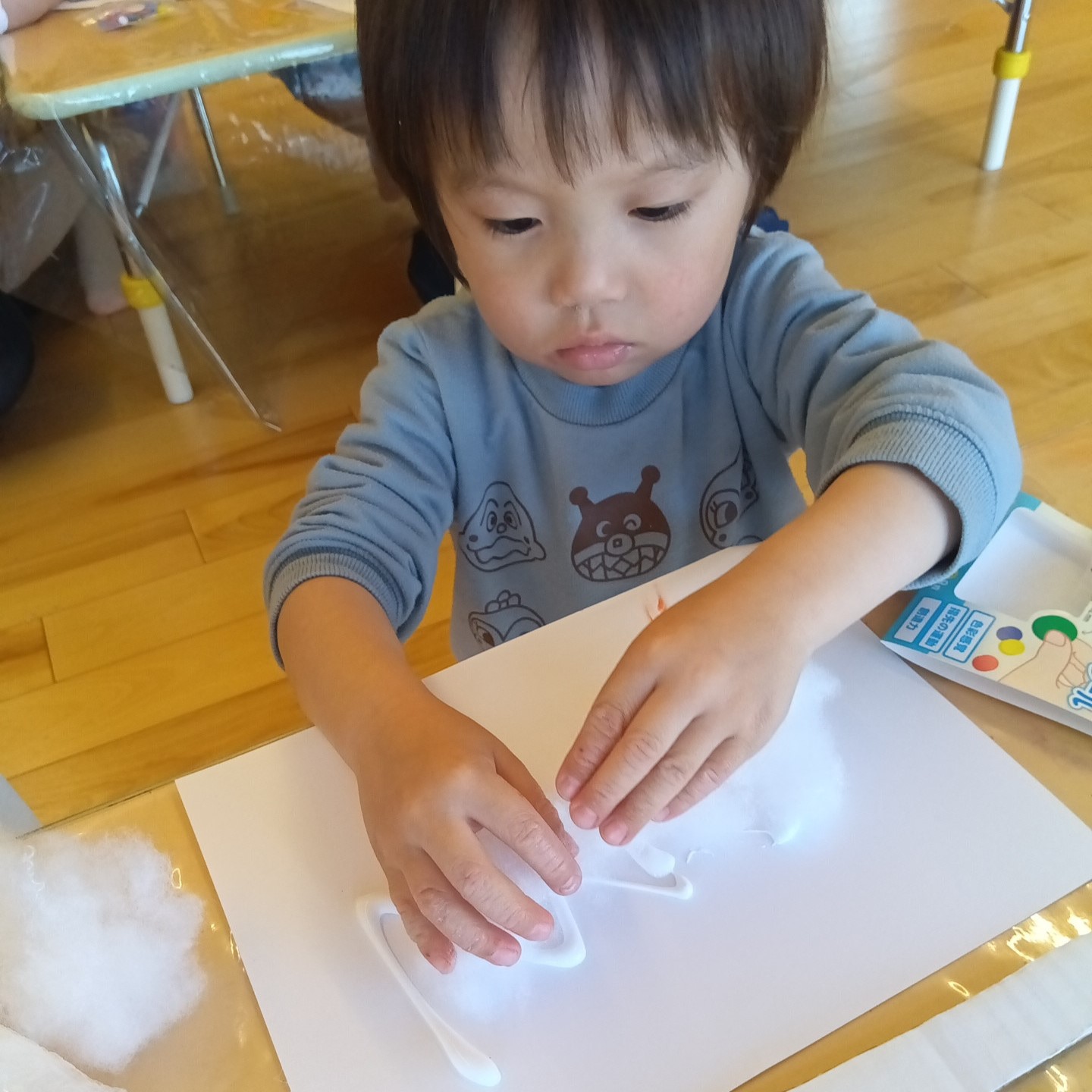 フォトフレームを作る子どもの様子