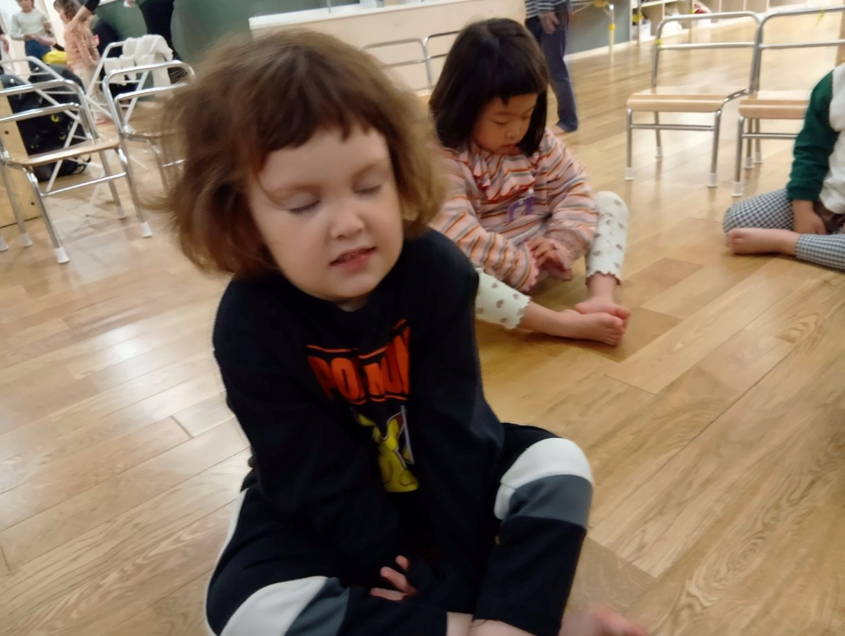 座禅を組む子どもたち