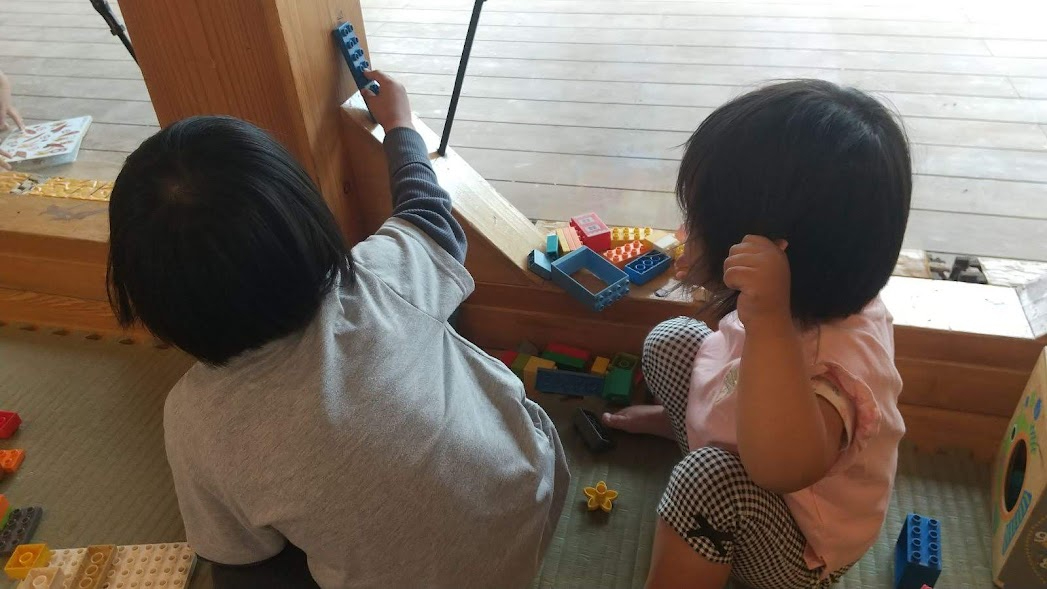 レゴで遊ぶ子どもたち