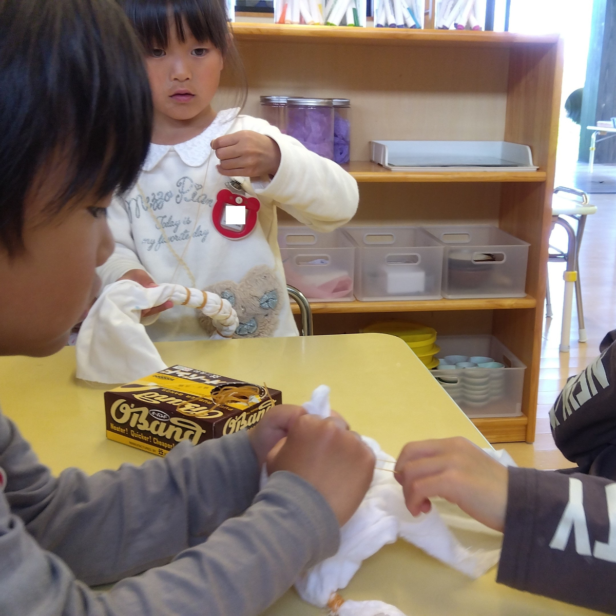 染める布を縛る様子