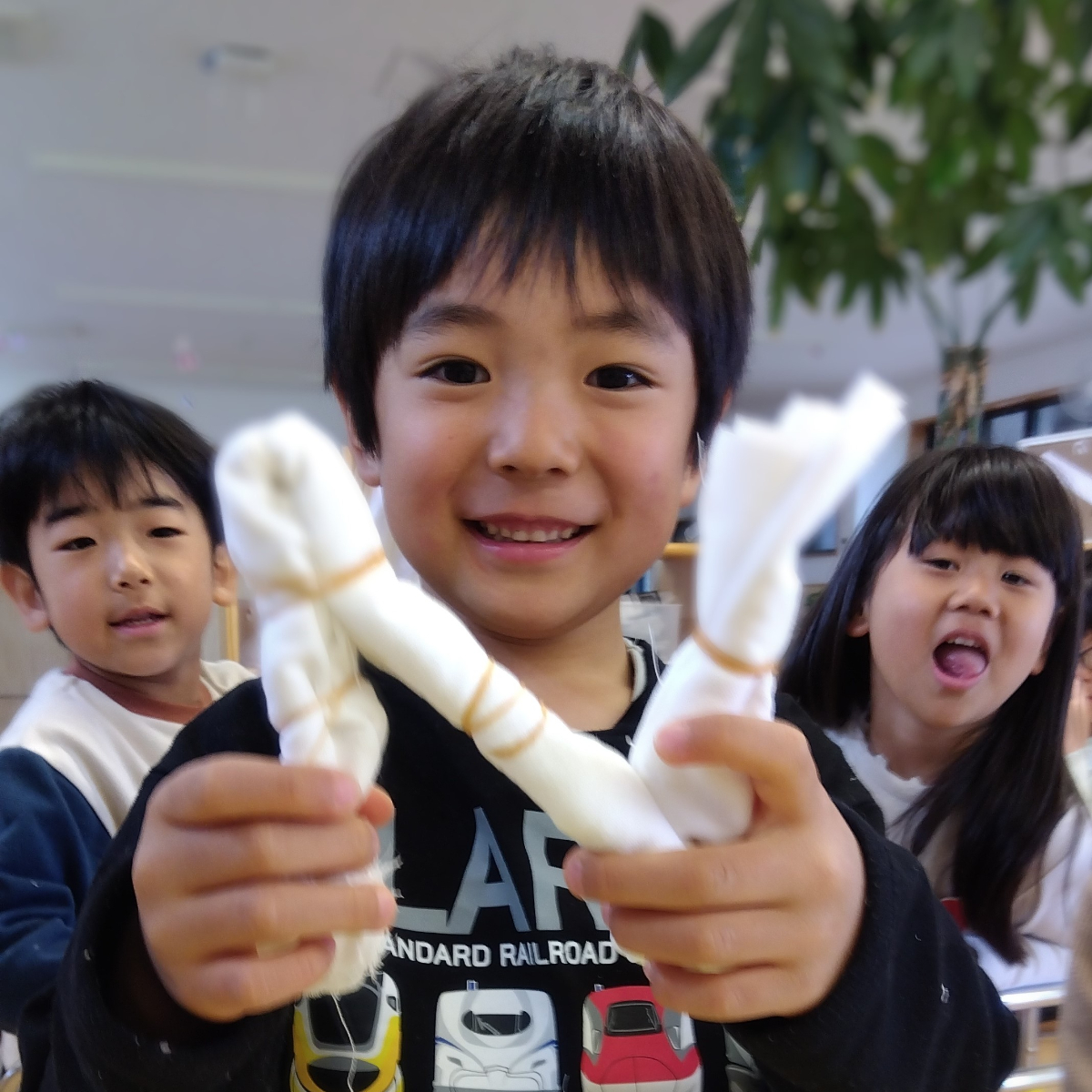 完成して嬉しそうな子どもの笑顔