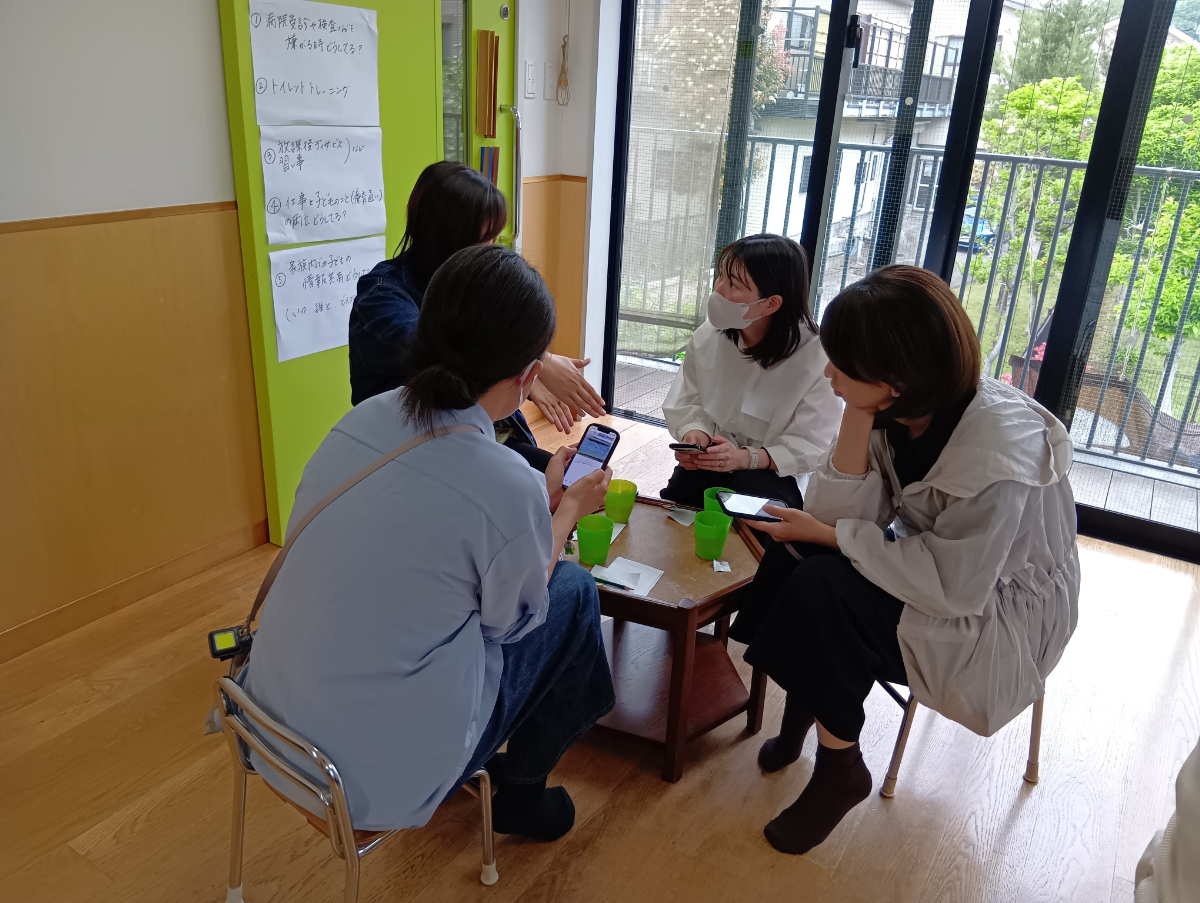 携帯電話にメモする保護者の皆様