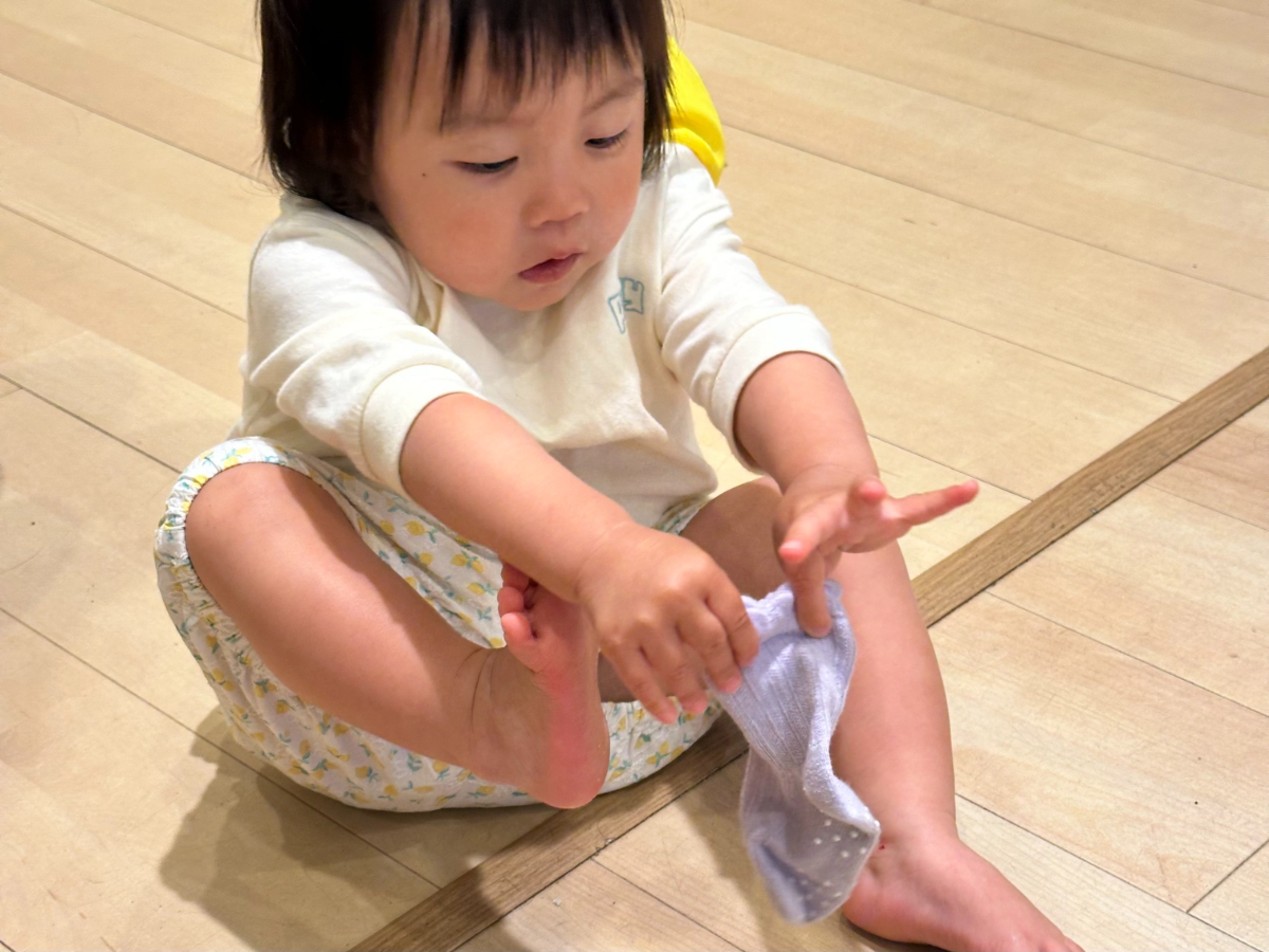 靴下の脱ぎ履きをする子ども