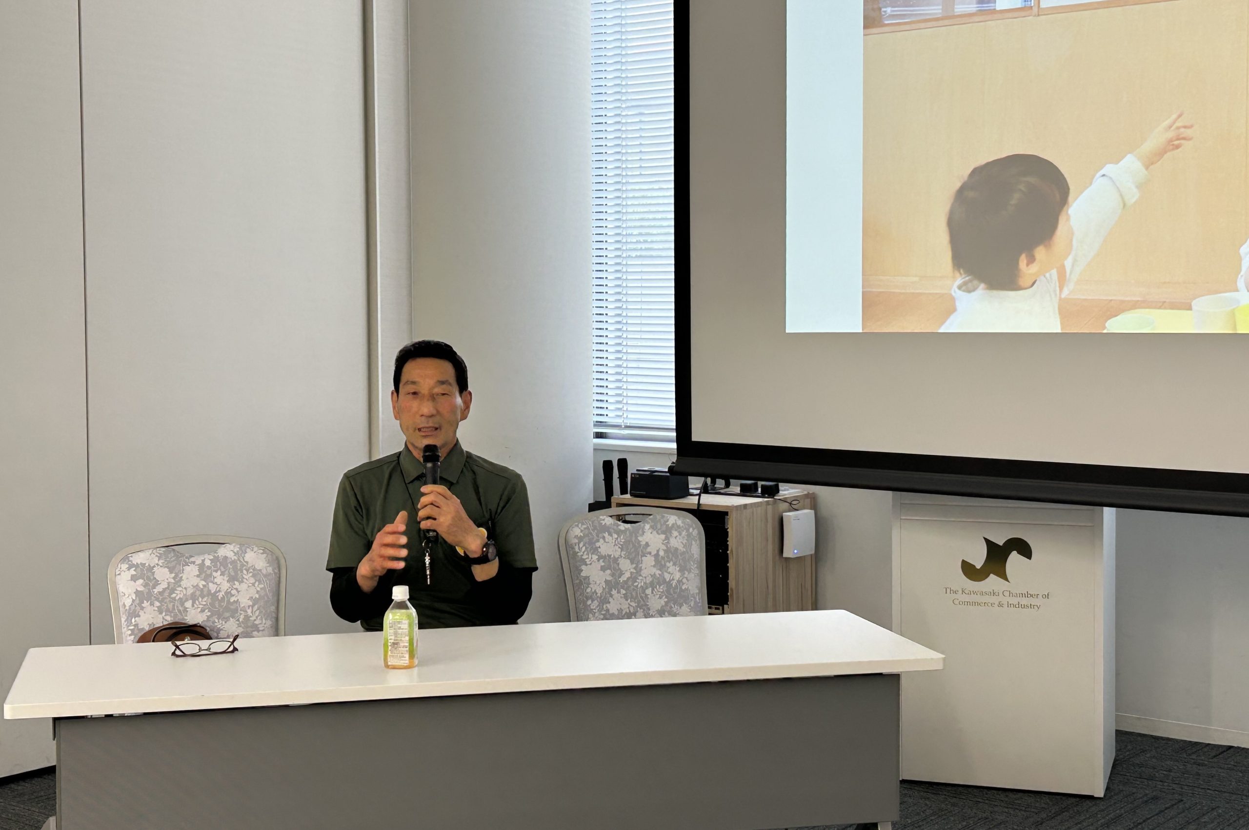 懇話会に登壇した髙澤さん