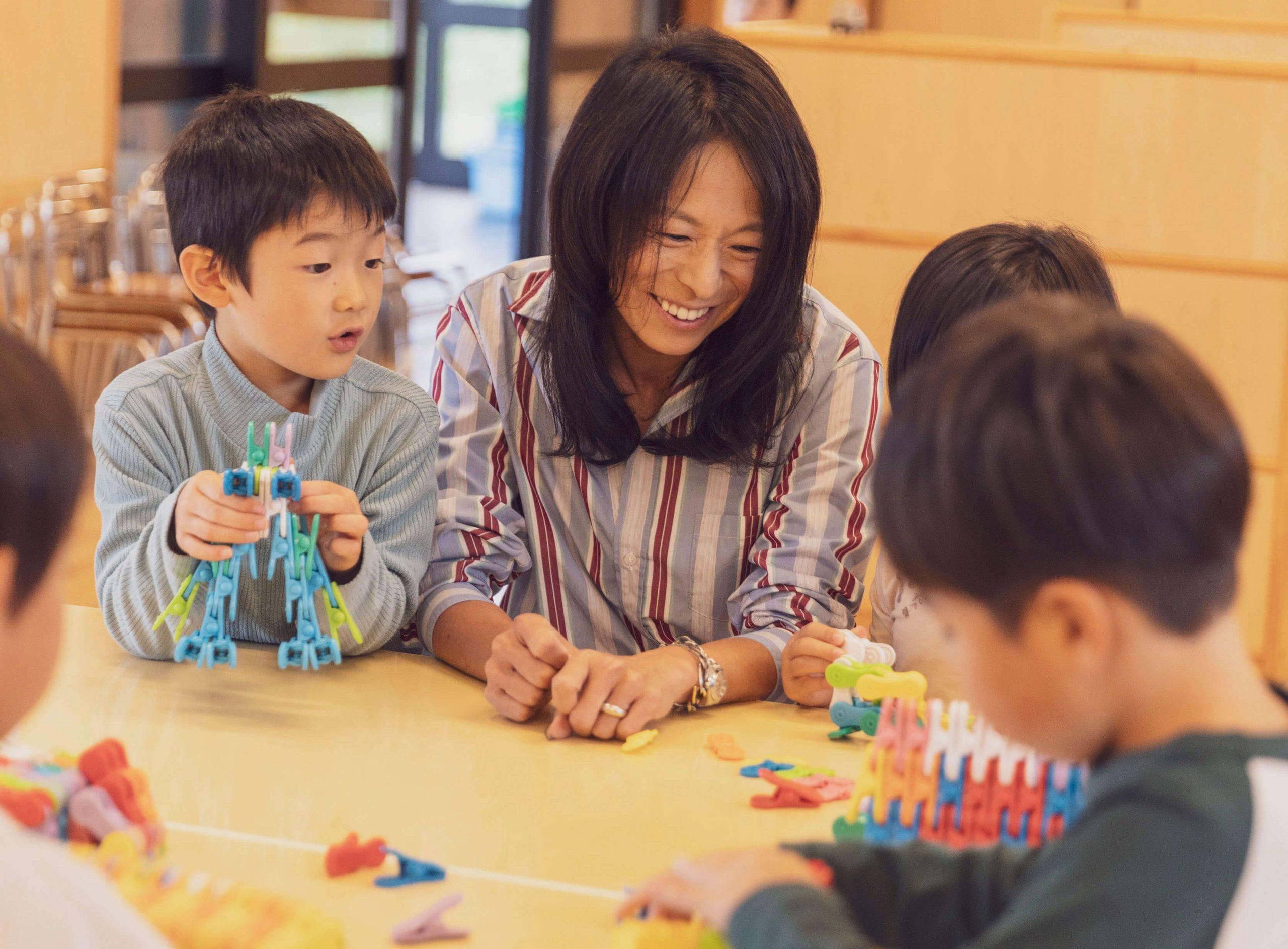 園で子どもと接する安永理事長