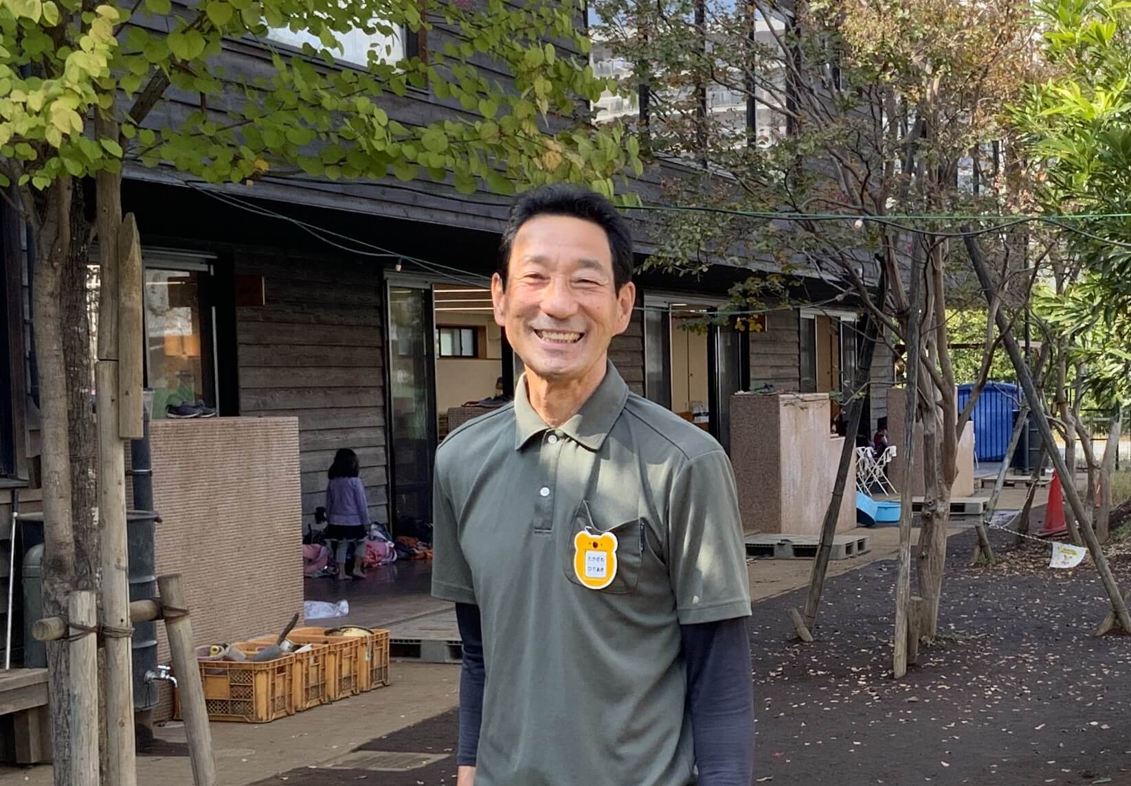 勤務する大豆戸どろんこ保育園の園庭にて
