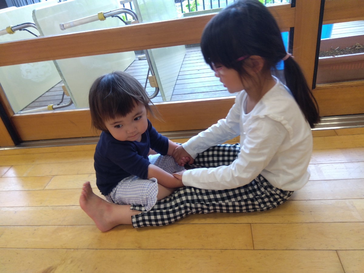 異年齢の子どもたちのふれあいの様子