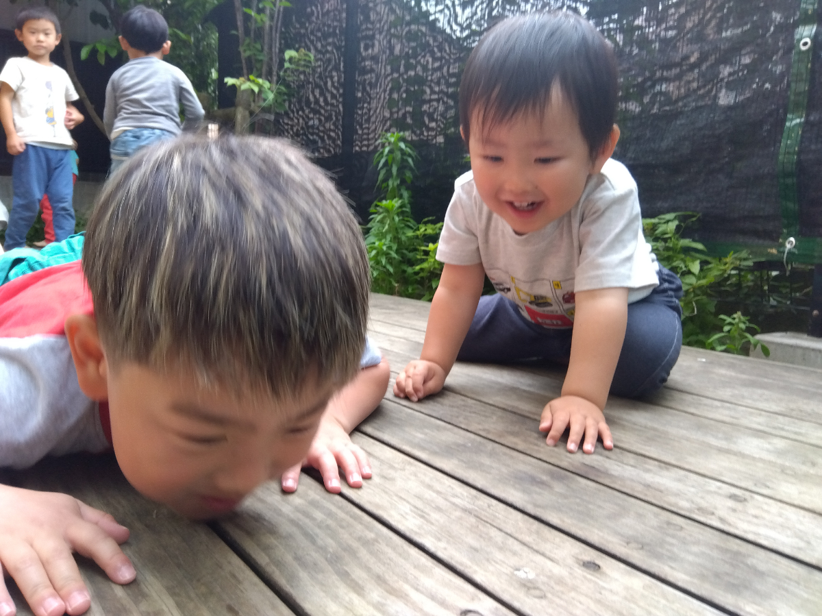 お兄さんに尊敬の目を向ける子ども