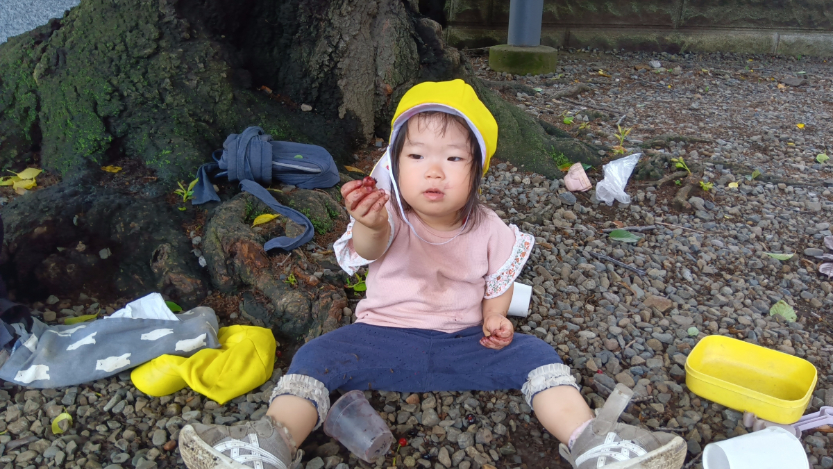 桜の実で手を赤く染めた子ども