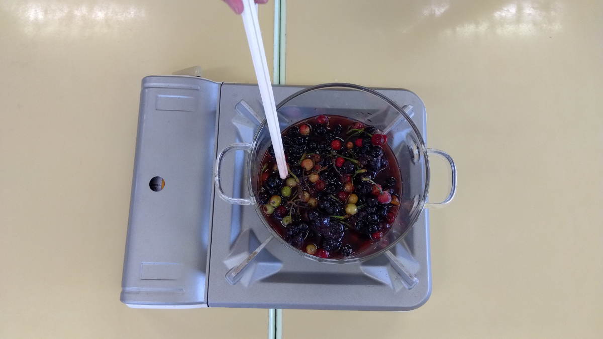 桜の実を煮詰める様子