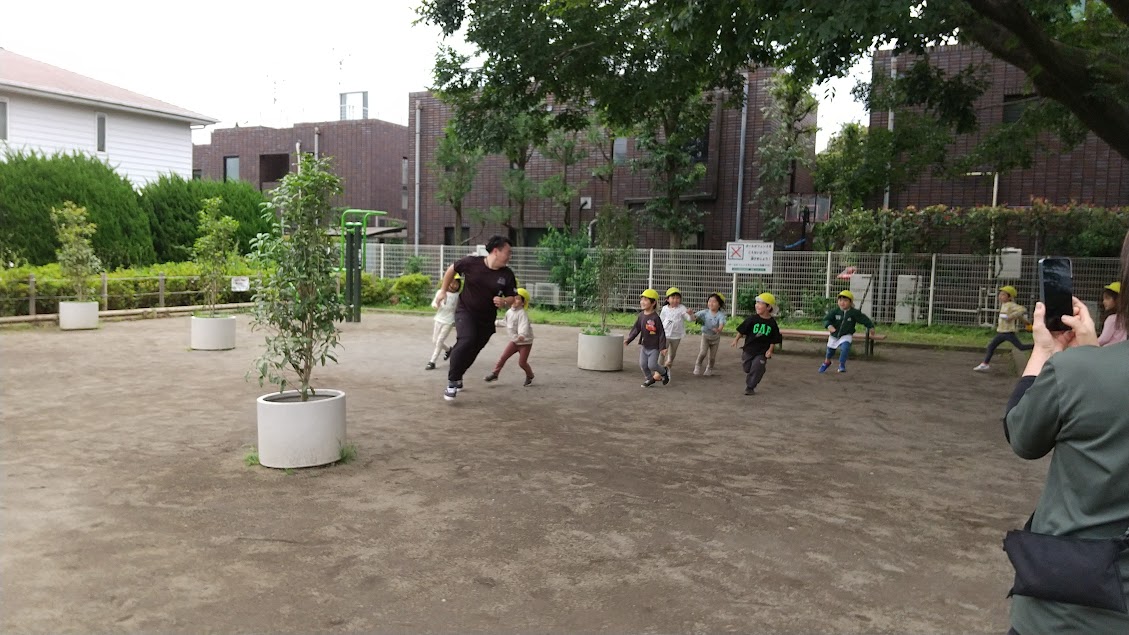 公園で遊ぶ子どもたち