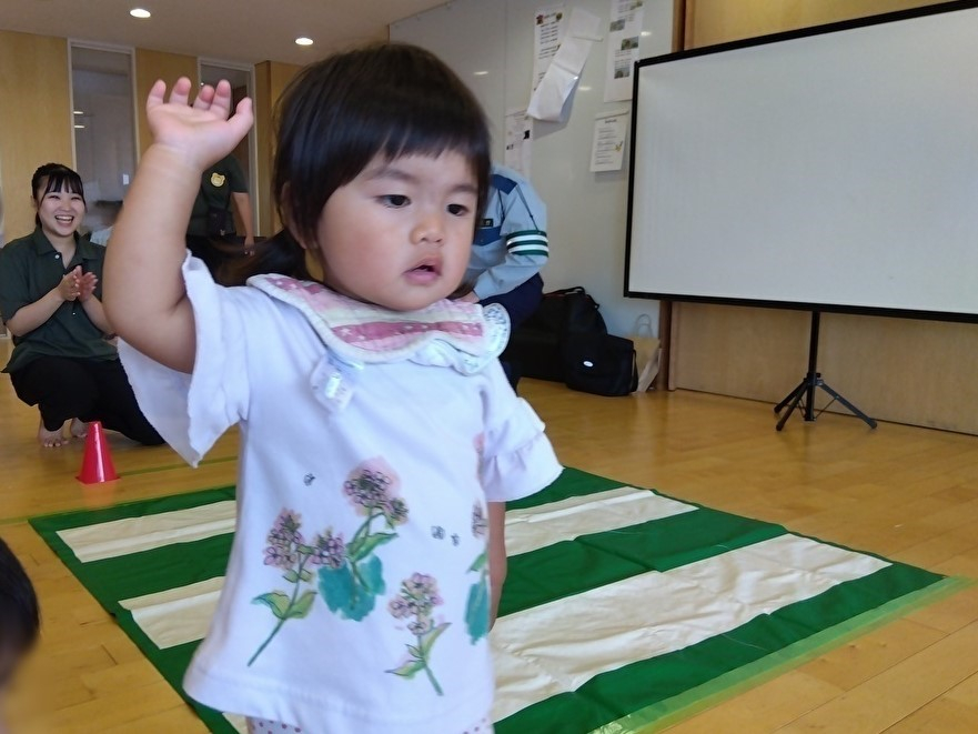 手を挙げる子ども