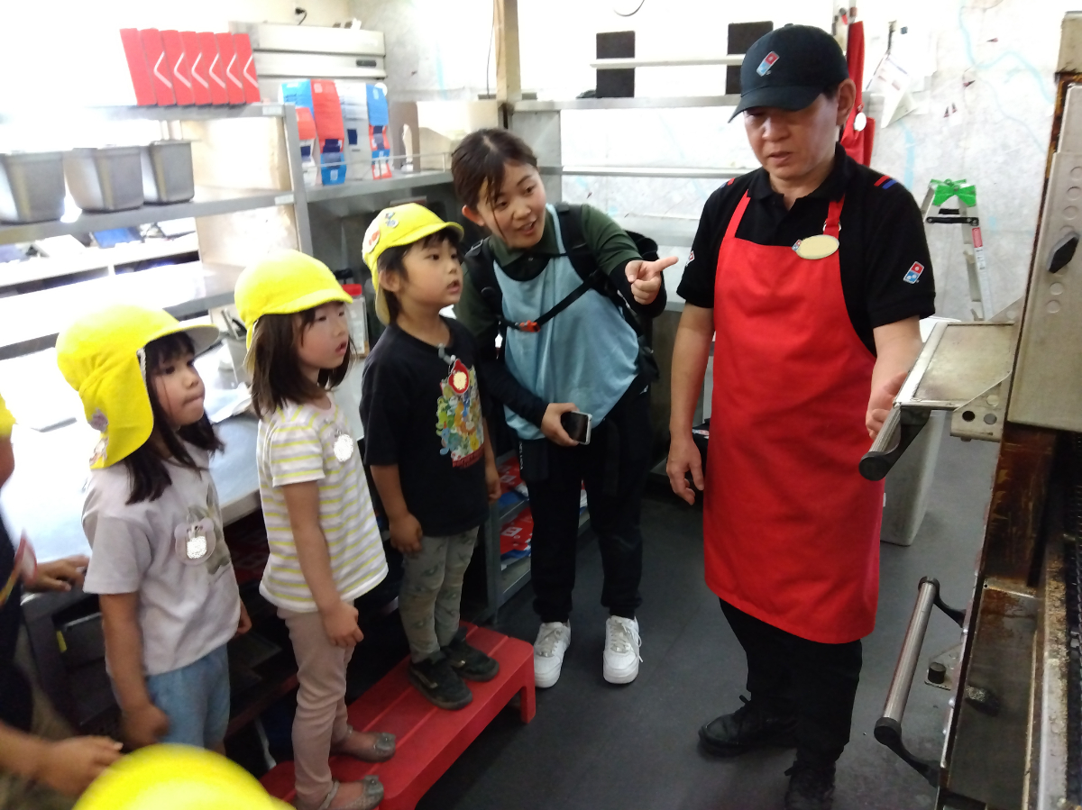 オーブンの中を見る子どもたち
