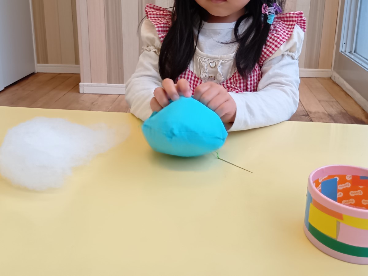 針山に綿を詰める子ども