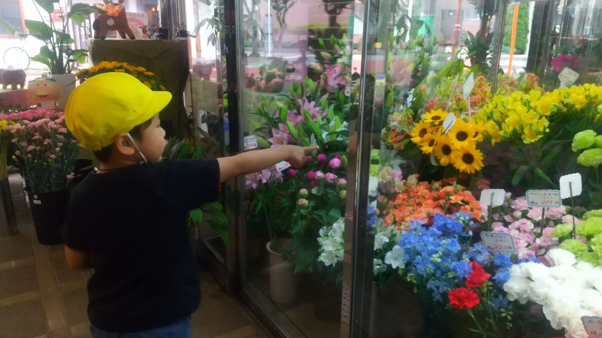 花を指さす子ども