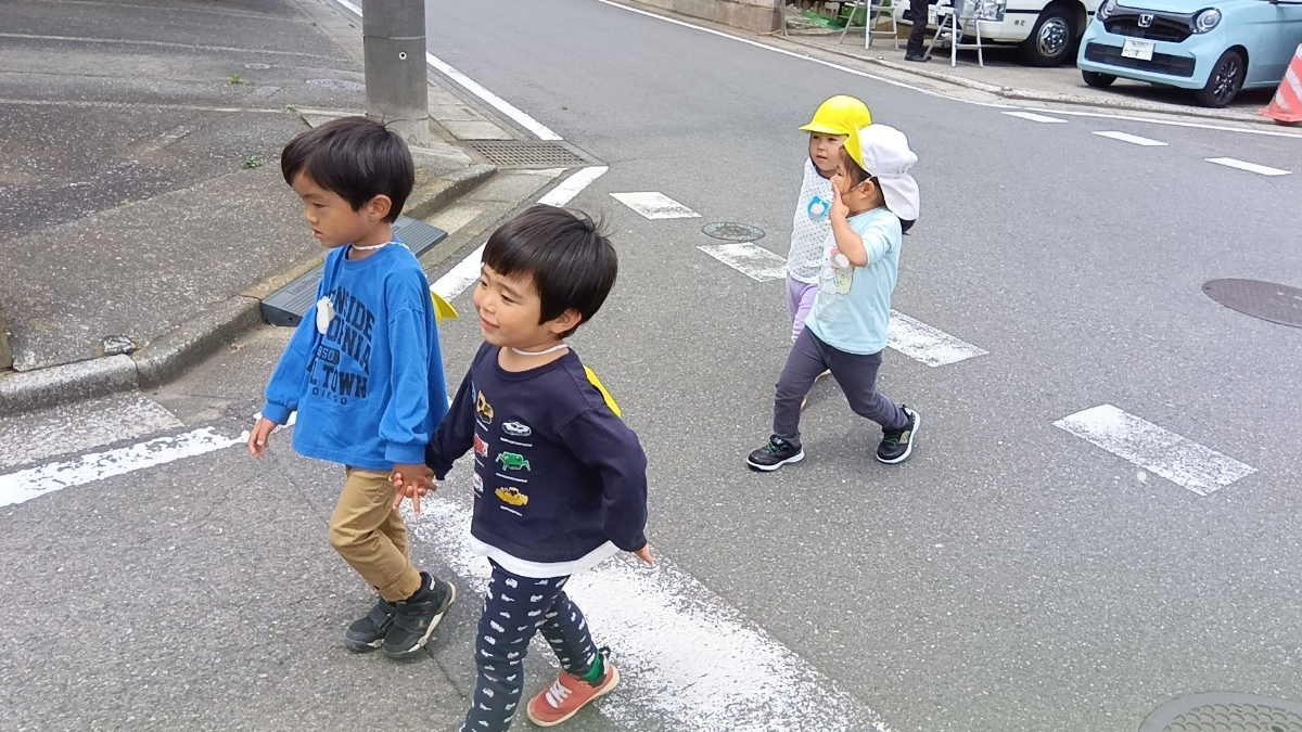 手をつないで散歩する子どもたち