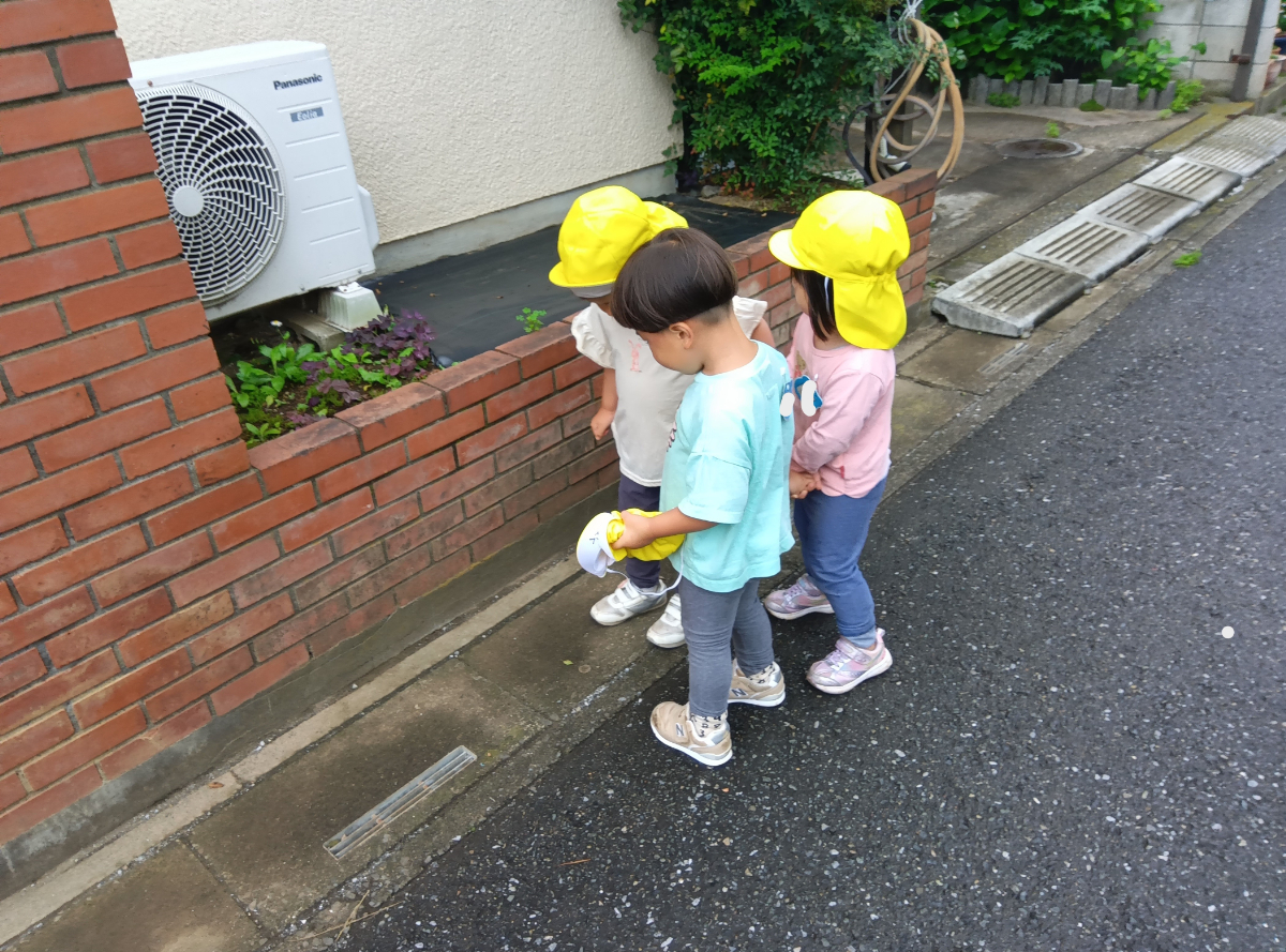 立ち止まる子どもたち