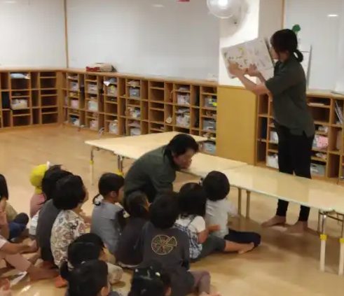 絵本の読み聞かせの様子