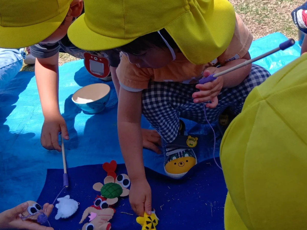 魚釣りゲームをする子ども