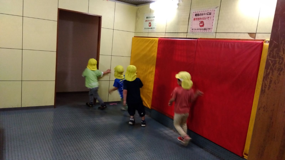駆け回る子どもたち