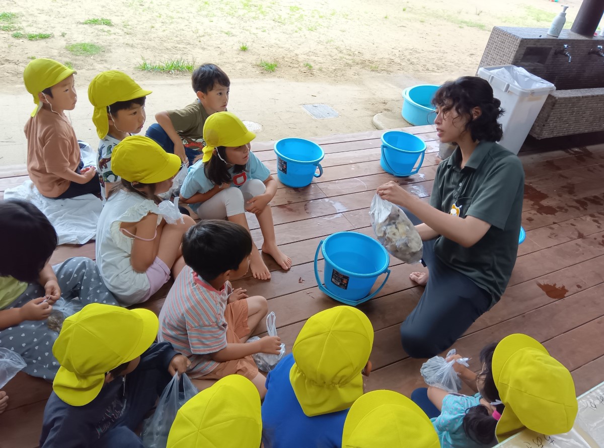 保育園の縁側に集まる子どもたち