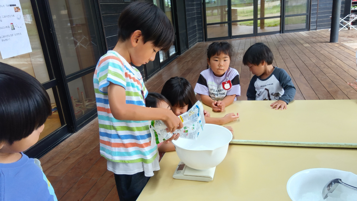 氷砂糖の重さをはかる様子