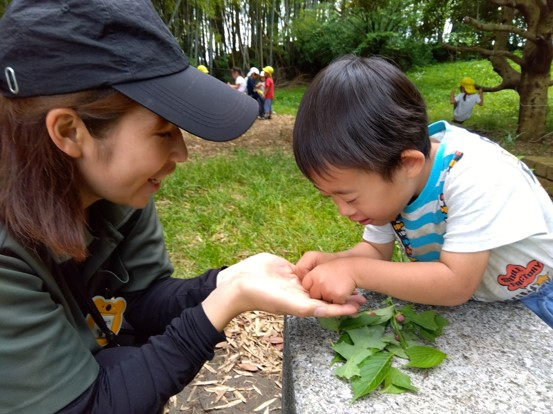 見立て遊びをする子ども