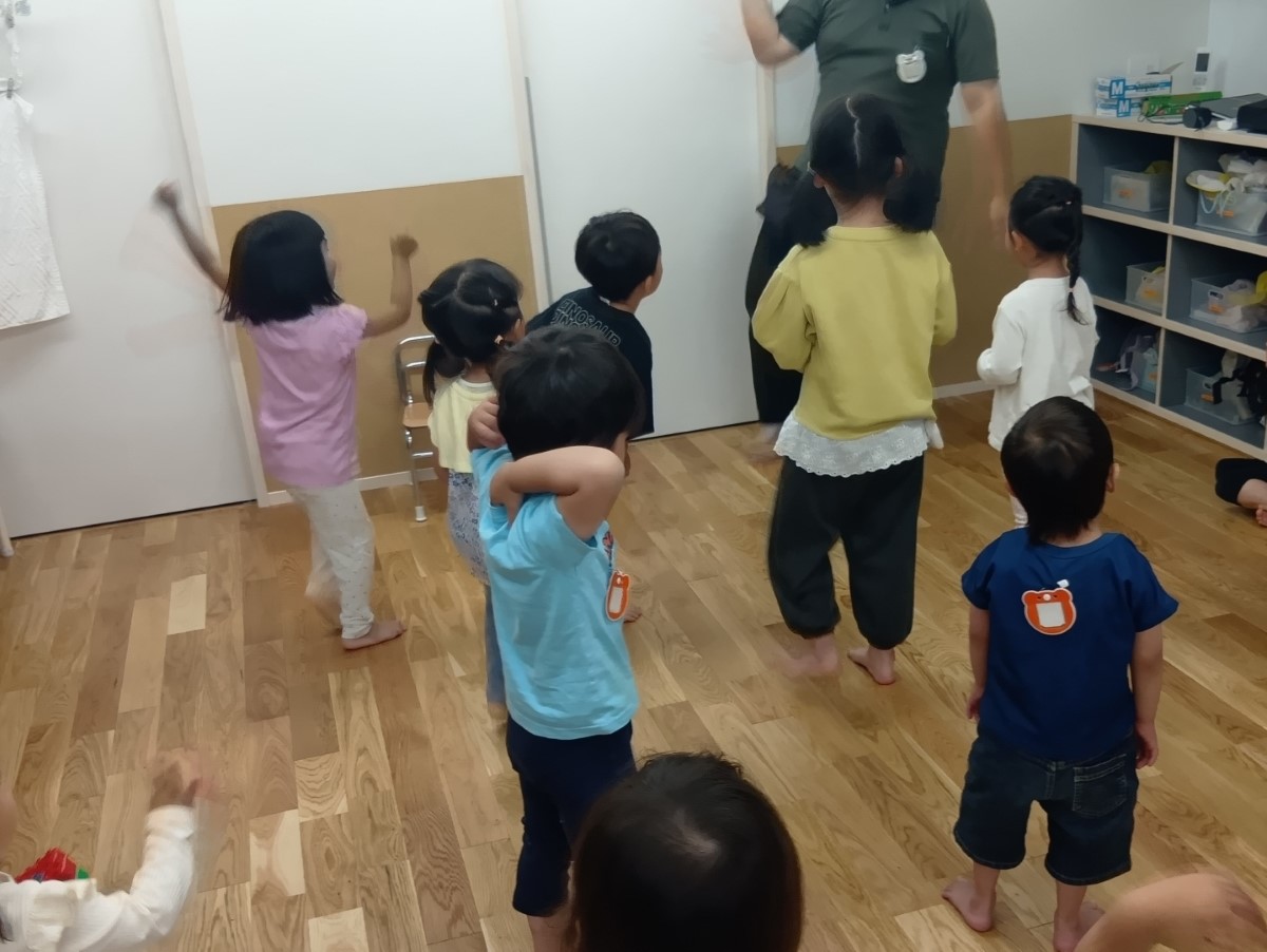 保育室で体を動かす子どもたち