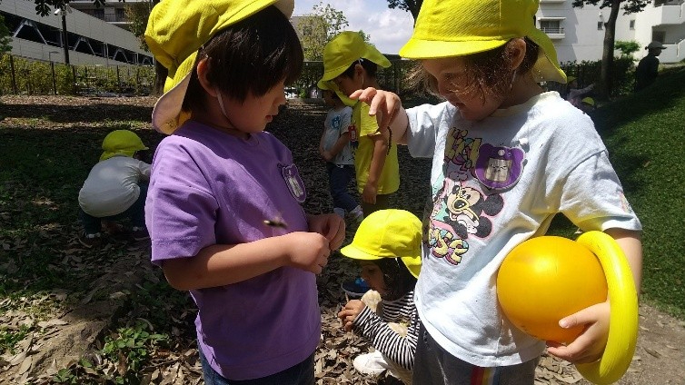 虫を捕まえる子ども