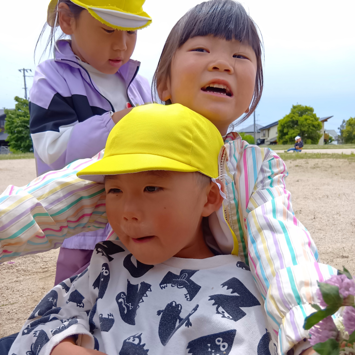 友だちと触れ合う子どもたち