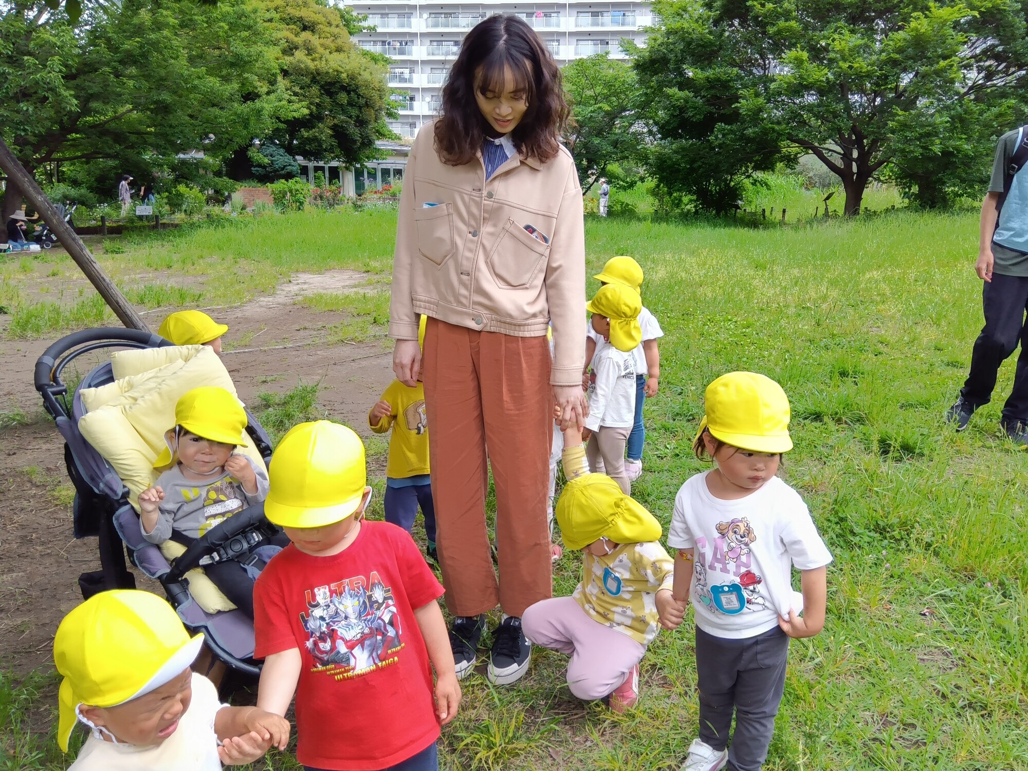散歩に同行する研修生の張さん