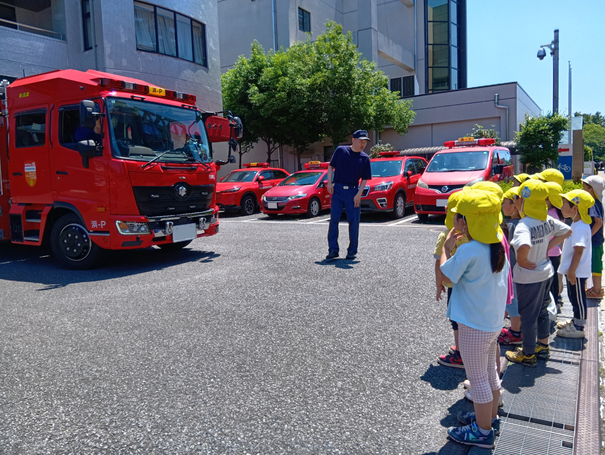 消防車を前にする子どもたち