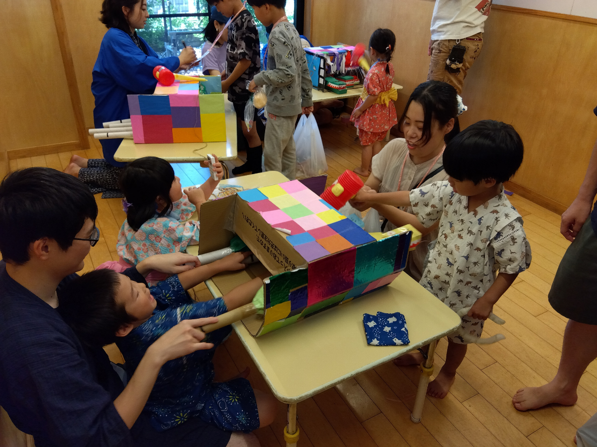 ゲームで楽しむ子どもたち