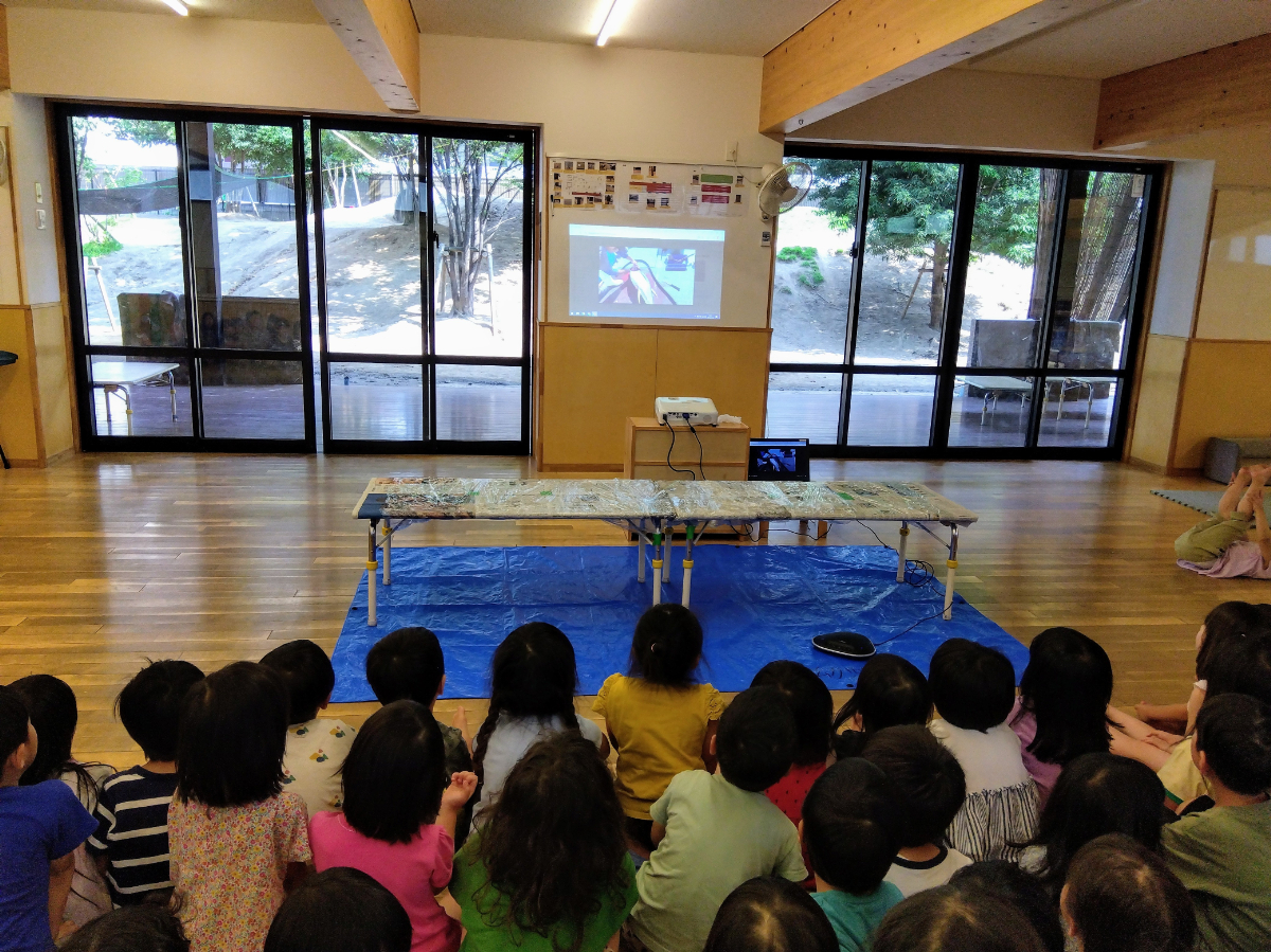 マグロ釣りの映像を見る子どもたち