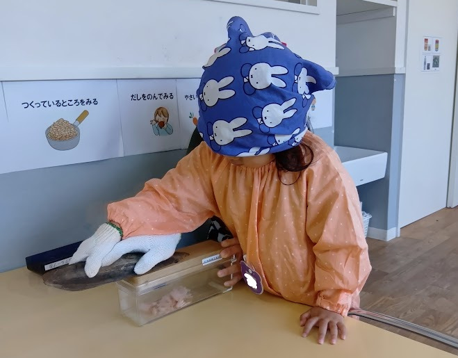 鰹節を削る子ども