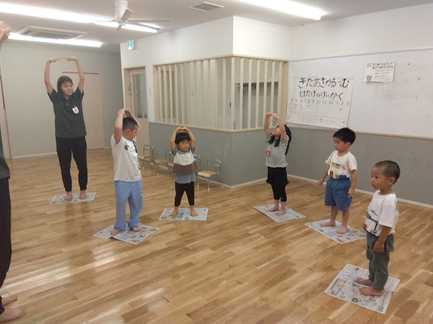 新聞じゃんけんで遊ぶ様子