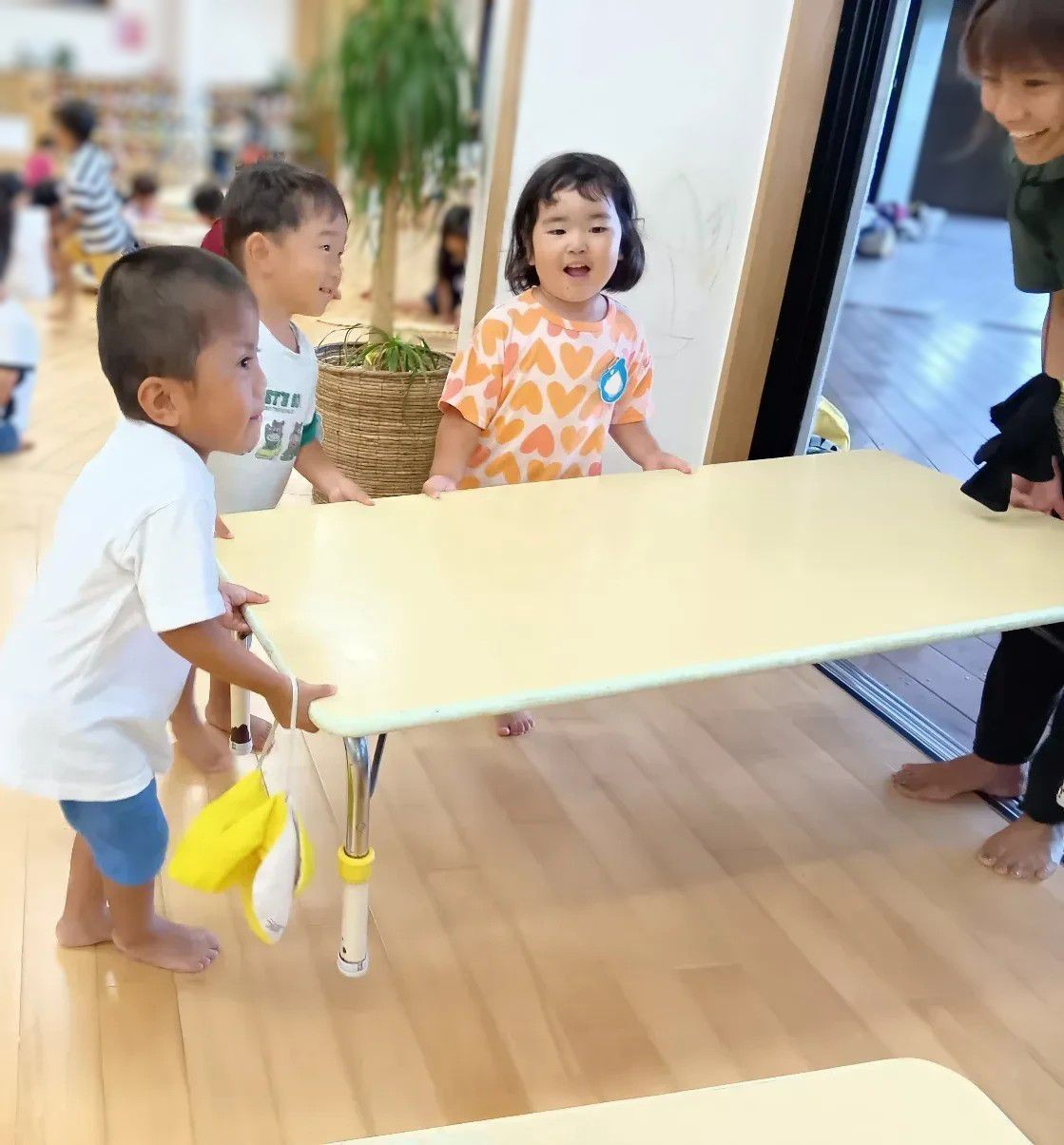 みんなでテーブルを運ぶ様子