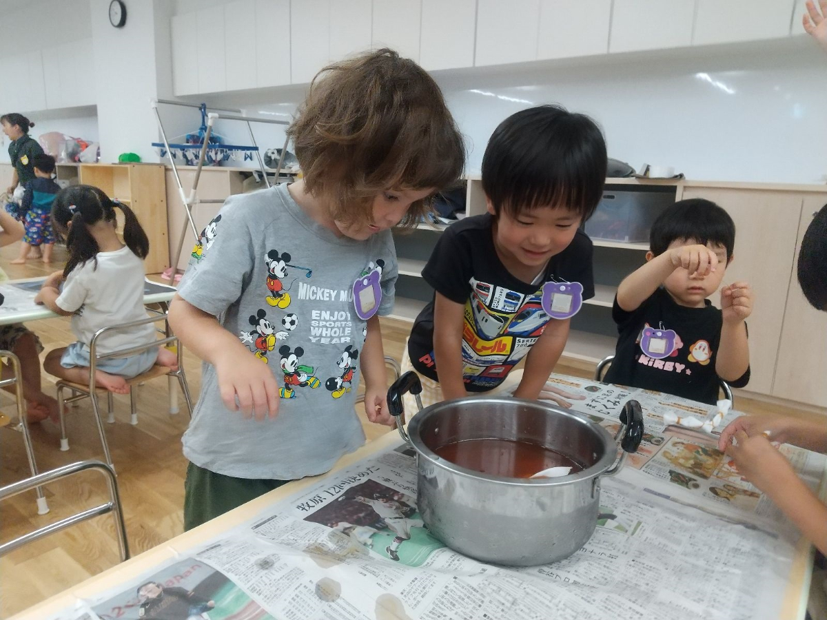 玉ねぎの皮を煮出す様子