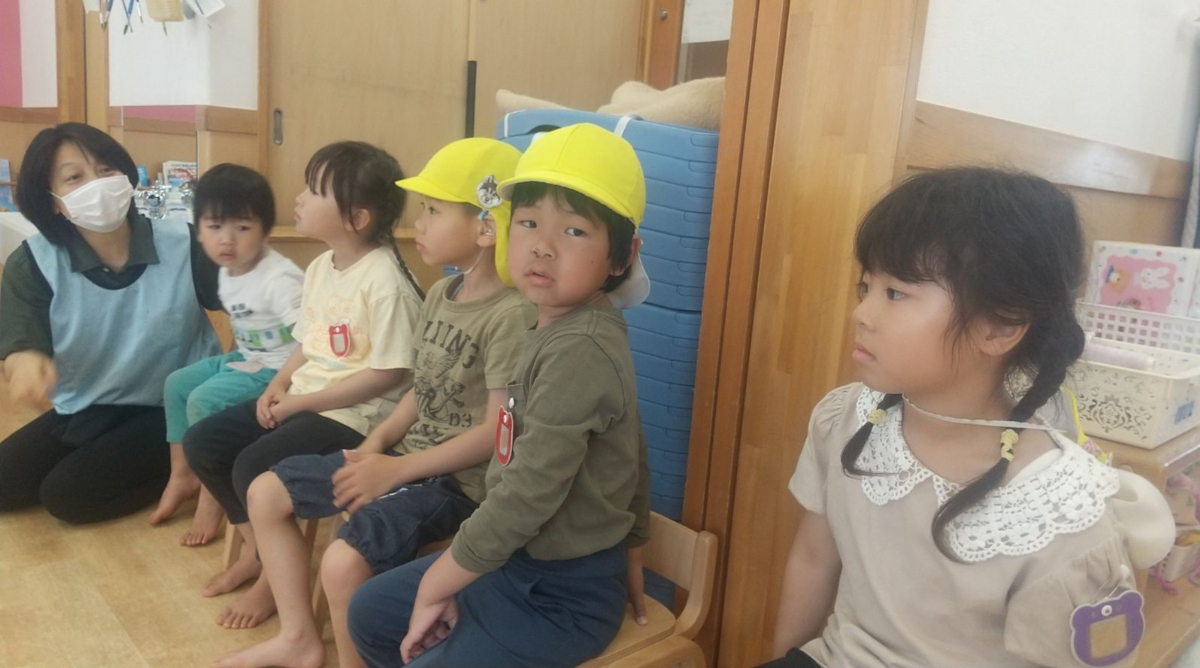 椅子に座って横に並ぶ子どもたち