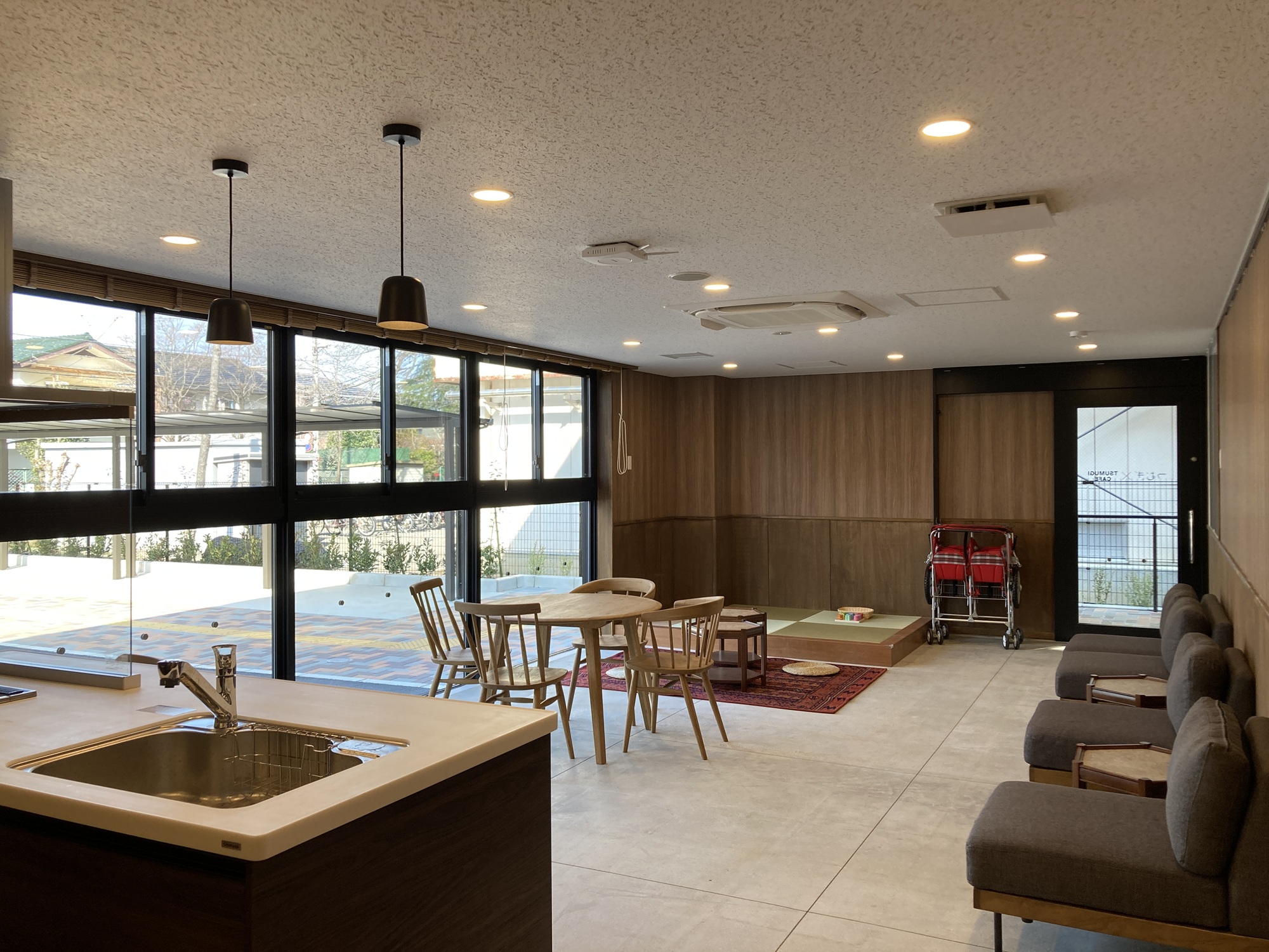 施設内にある地域に開かれたツムギカフェの内観