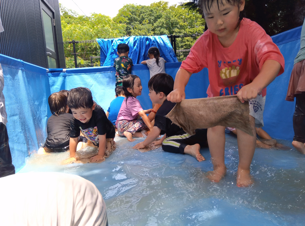 プール掃除をする子どもたち
