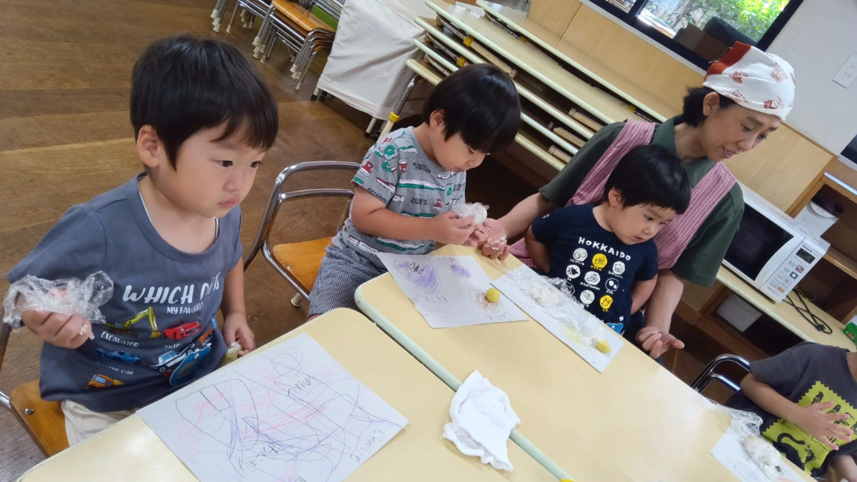 握ったおにぎりを食べる子どもたち