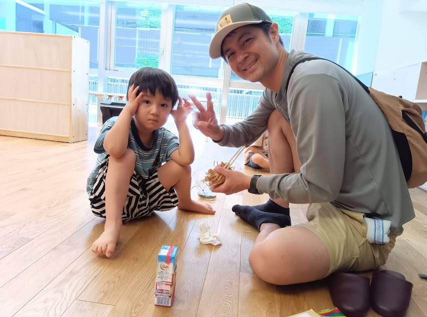 焼きそばを食べる親子