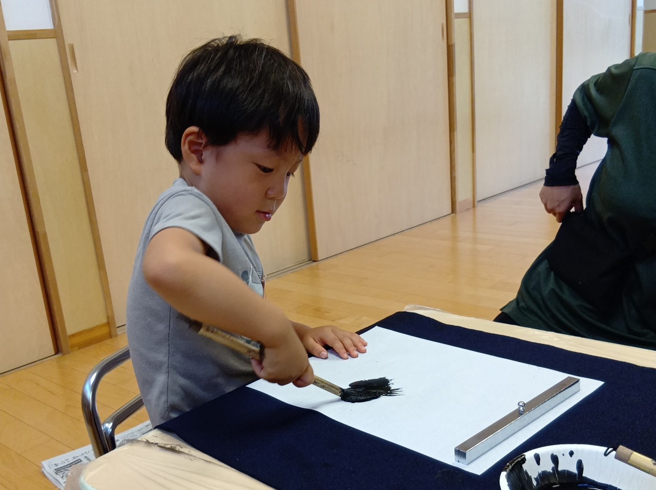 筆を使う子ども