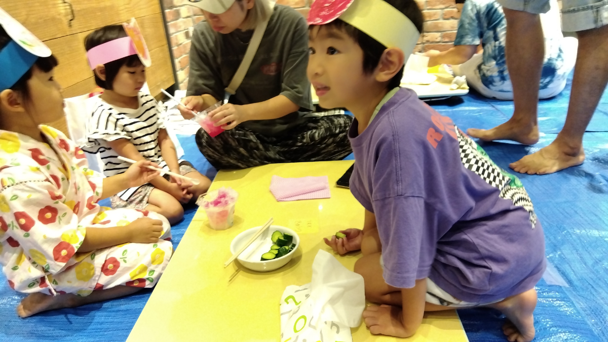 おめんを付けてお祭りを楽しむ様子