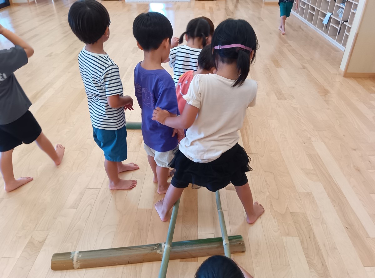 竹を使って遊ぶ子どもたち