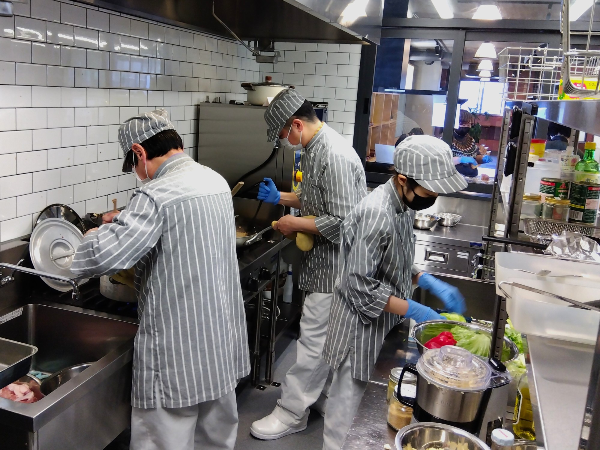 つむぎカフェ武蔵野の厨房で利用者がカレーを仕込む様子