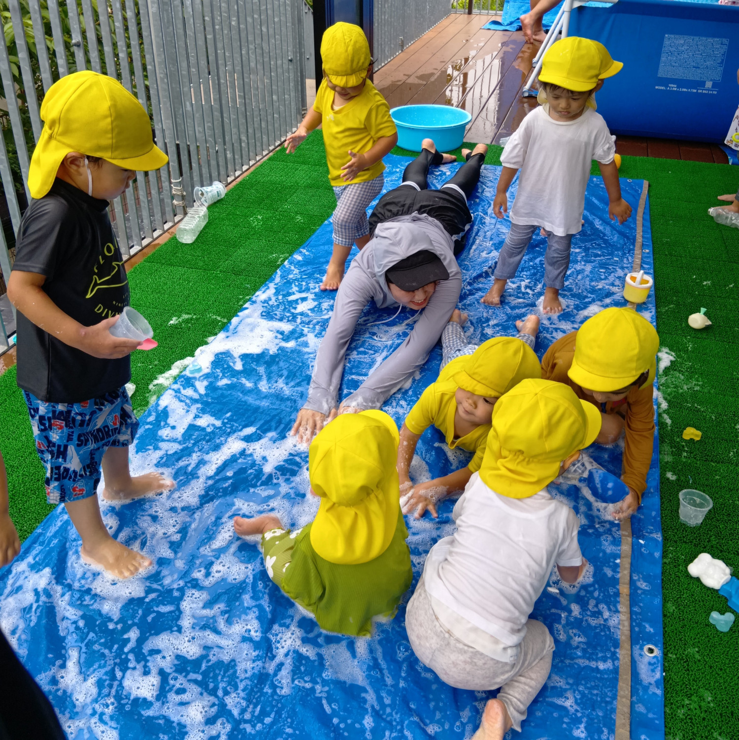水や泡で遊ぶ子どもたち