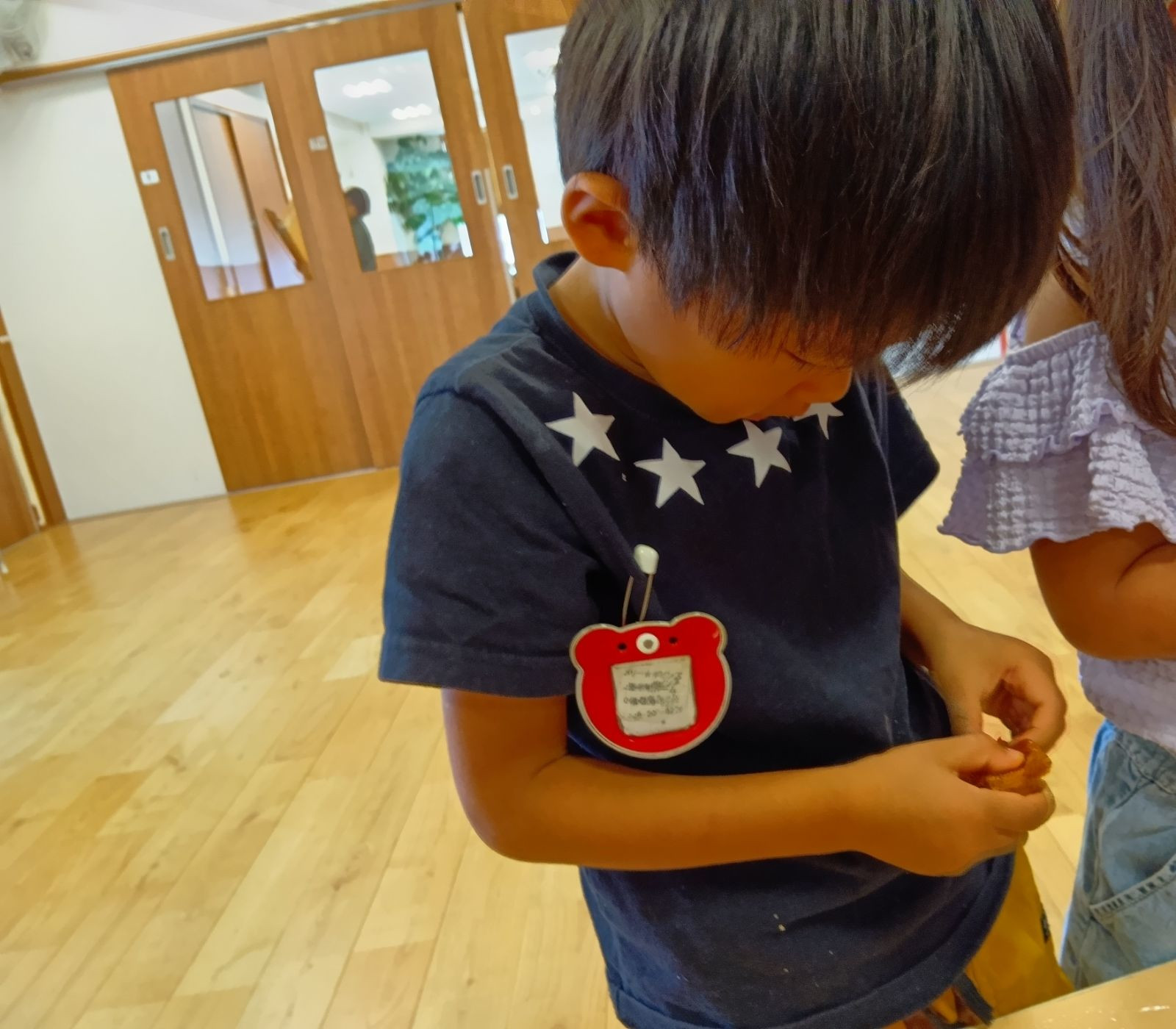 梅の種を取る子ども